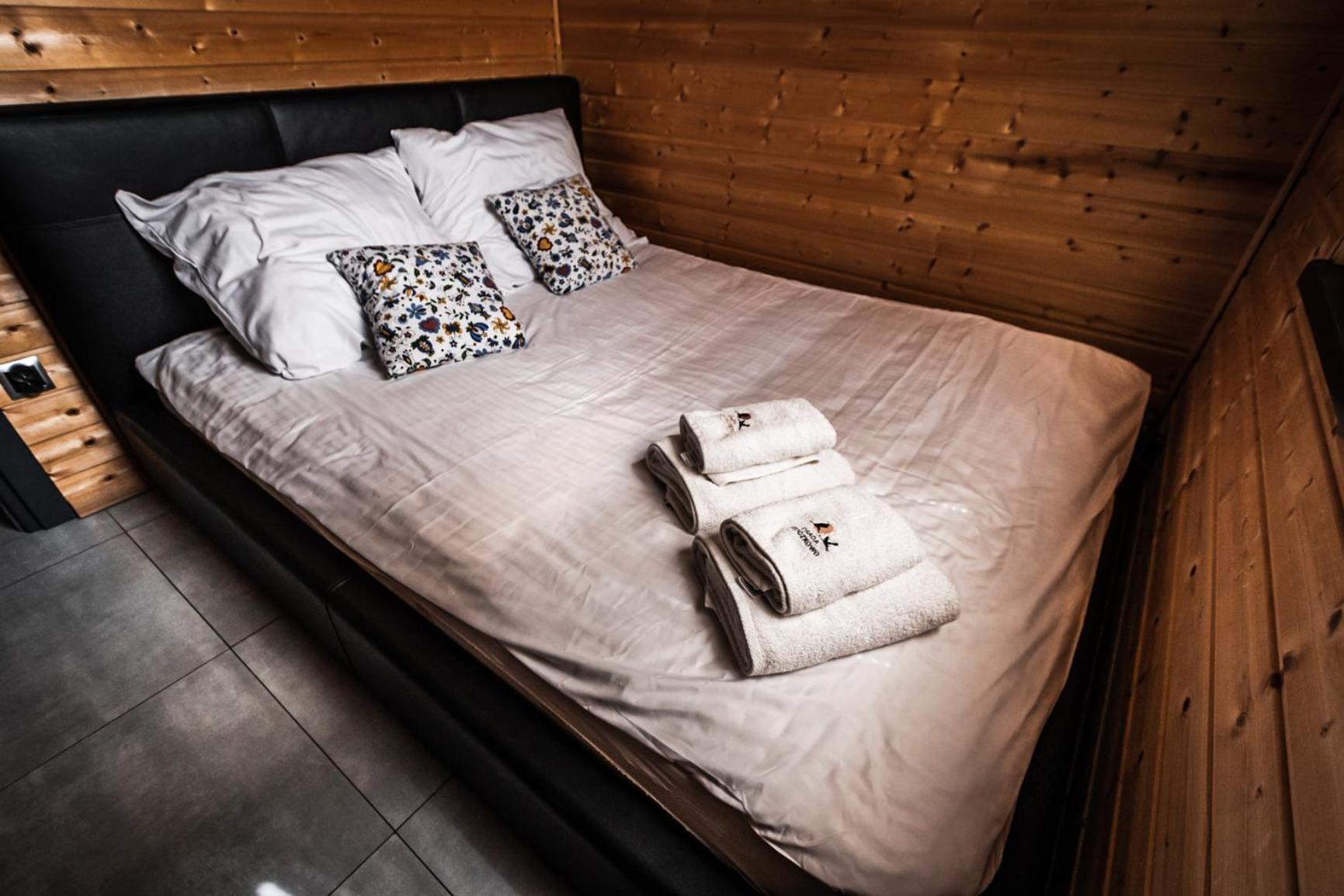 Osada Skoczkowo Komfortowe Domki Z Jacuzzi Nad Jeziorem- Sauna- Balia- Prywatny Staw Wedkarski Podiazy Exterior photo